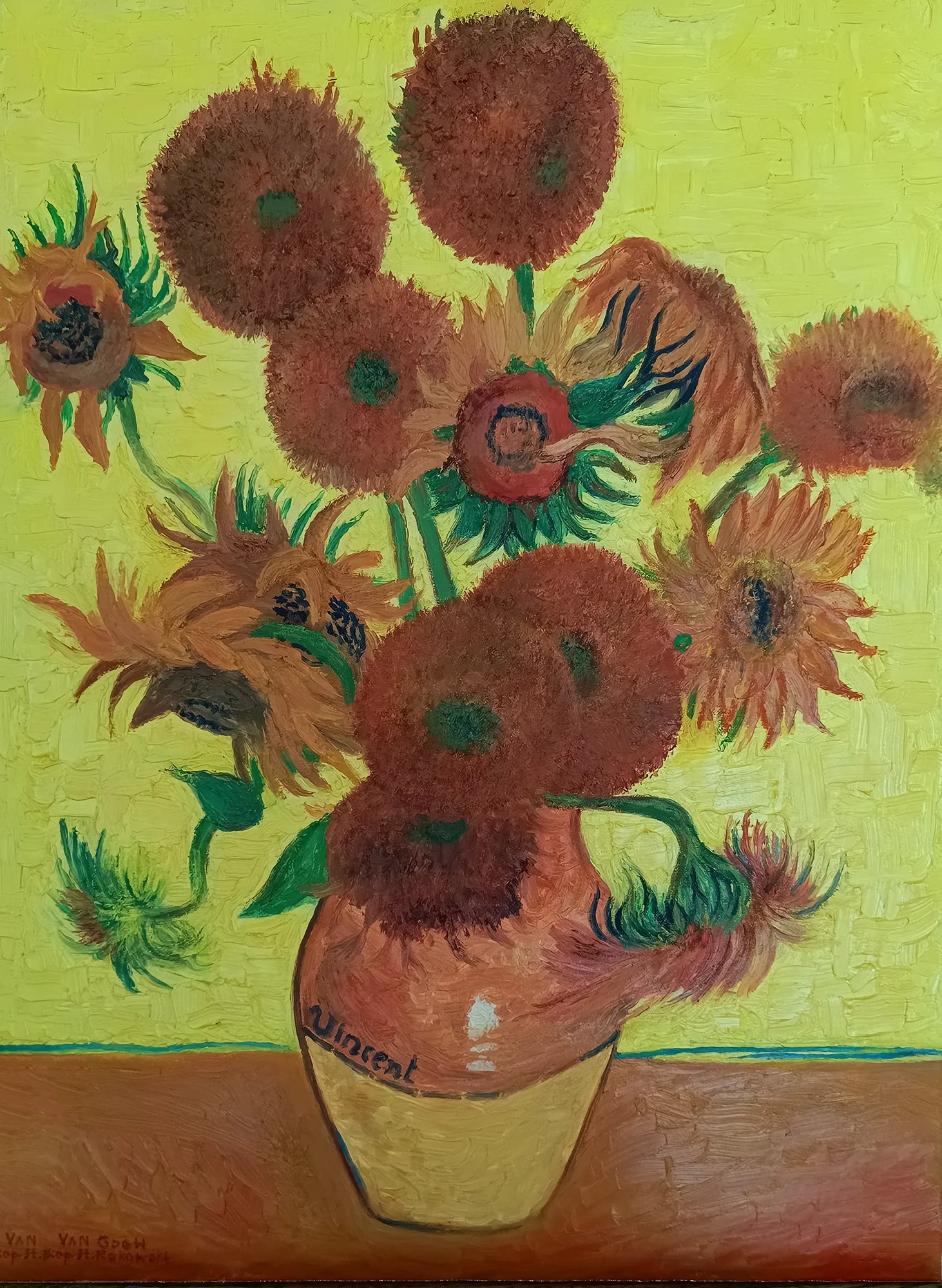 Reprodukcja Słoneczników van Gogha: bukiet w wazonie o barwie terakoty na żółtozielonym tle, z napisem „Vincent” na wazonie