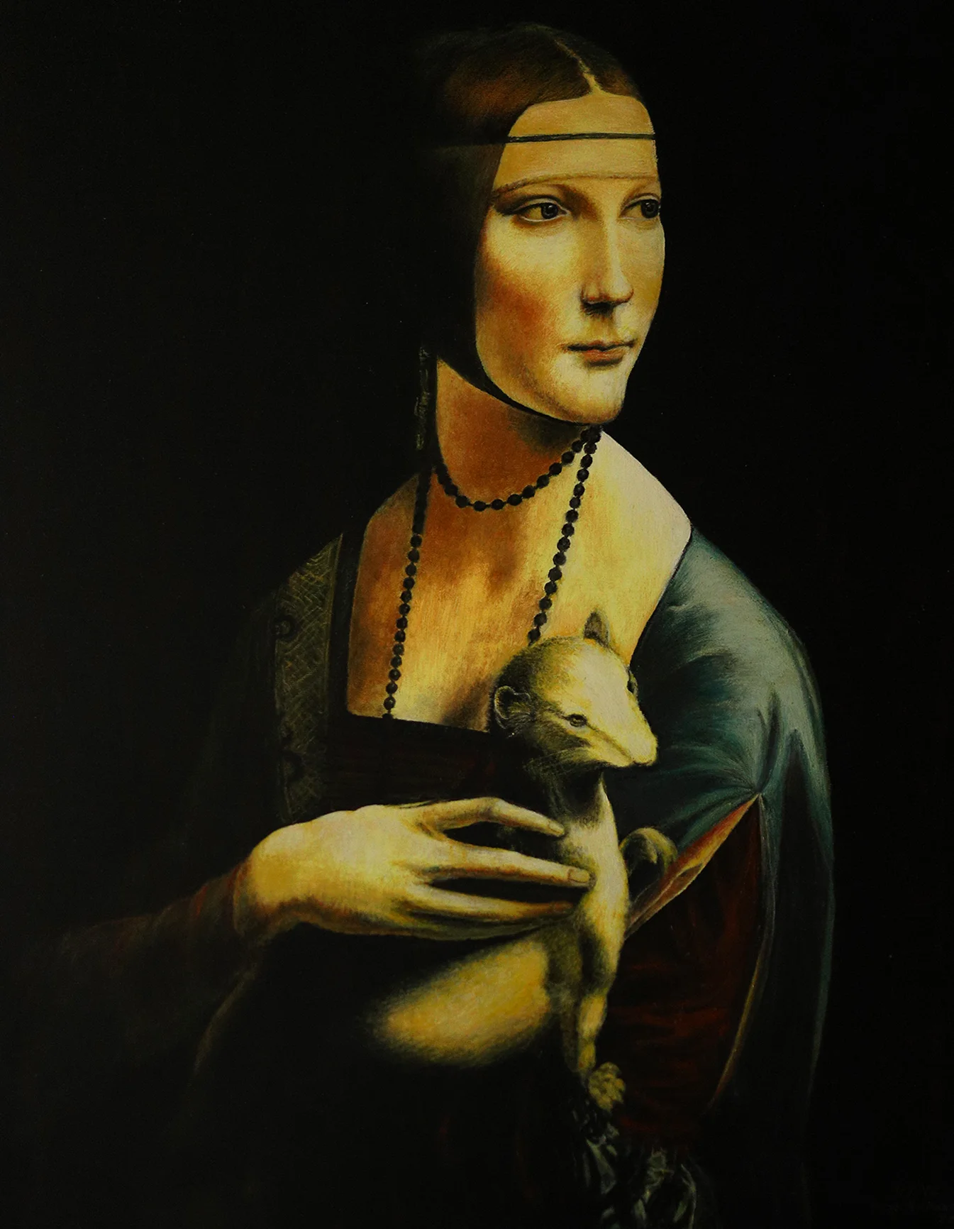 Reprodukcja portretu Leonarda da Vinci: młoda kobieta w półobrocie, trzymająca jasne zwierzę, na czarnym tle